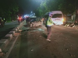 Innova Ringsek Gasak Pohon di Ringroad Utara Jogja