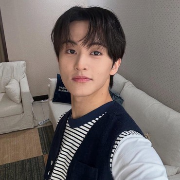 Mark Lee Eks NCT Tuai Kritikan Usai Pakai Baju dengan Simbol Perbudakan-Kebencian
