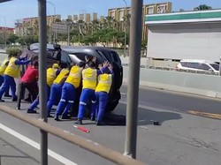 Video: Mobil Towing Angkut Ferrari Terguling di Tol Cengkareng
