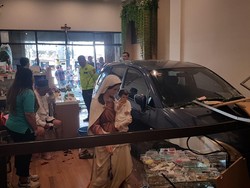 Salah Injak Gas, Mobil Tabrak Toko Rohani di Kota Malang