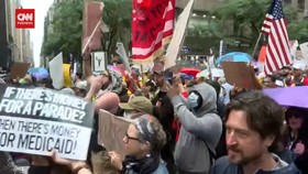 VIDEO: Ultah, Trump Diberi Kado Demo Warga AS: No Kings!