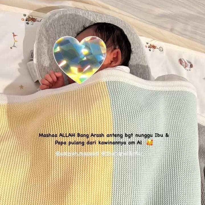 <p>Aaliyah tampaknya tak ingin melewatkan momen bahagia pernikahan sahabatnya Al Ghazali dan Alyssa Daguise. Selagi Aaliyah sibuk menghadiri acara ini, sang putra Arash ternyata dititipkan ke ibundanya, Reza Artamevia. Melalui unggahan di Instagram, Reza mengunggah foto cucunya yang anteng ditinggal sang Bunda. "<em>Masha Allah</em> Bang Arash anteng banget nunggu ibu & papa pulang dari kawinannya Om Al," tulis Reza. (Foto: Instagram @aaliyah.massaid)</p>