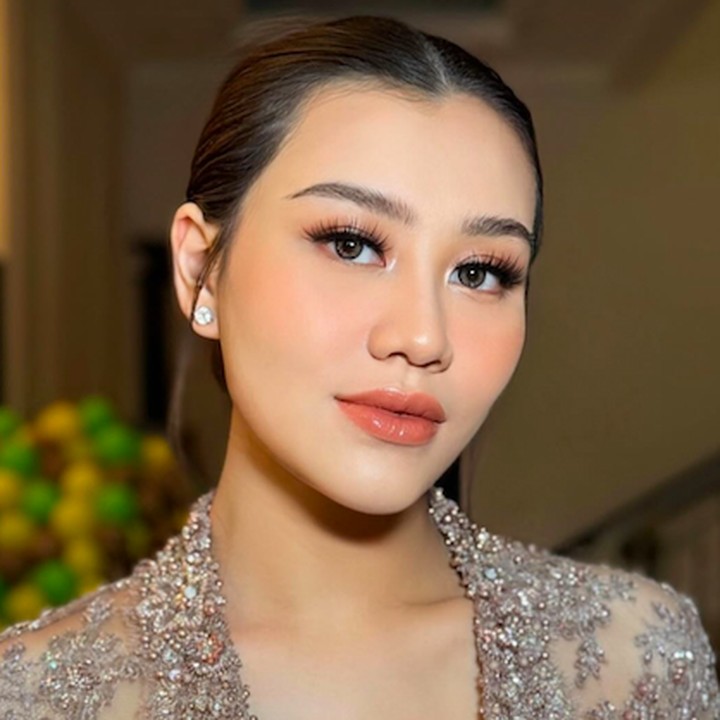 <p>Penampilan Aaliyah di pernikahan Al Ghazali mencuri perhatian. Aaliyah tetap terlihat <em>fresh</em> dan <em>glowing</em> meski baru saja melahirkan anak pertamanya. Penampilannya bahkan tampak tidak berubah atau sama seperti sebelum hamil pertama, Bunda. (Foto: Instagram @aaliyah.massaid/@ochiipramita)</p>