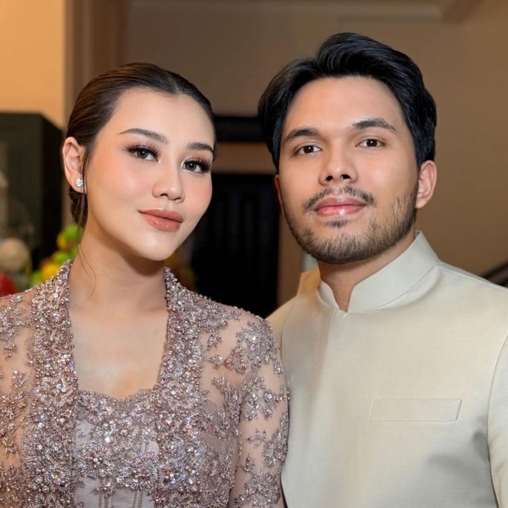 <p>Aaliyah datang ke acara pernikahan sahabatnya bersama sang suami Thariq Halilintar. Dalam acara spesial ini, Aaliyah tampil cantik mengenakan kebaya payet berwarna <em>mocca</em>. Sementara itu, Thariq terlihat mengenakan baju beskap berwarna <em>soft beige</em>. (Foto: Instagram @thariqhalilintar)</p>
