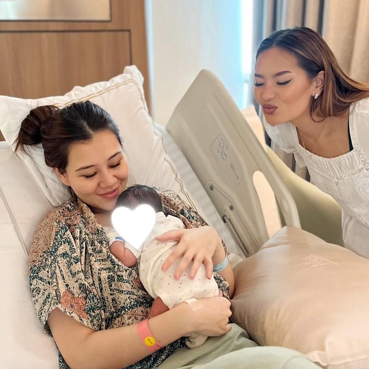 <p>Sebelum datang ke pernikahan Al Ghazali, Aaliyah diketahui sudah pulang dari rumah sakit. Perempuan 23 tahun ini mengunggah aktivitasnya setelah sampai di rumah di Intagram Stories. "Nyampe rumah langsung keramas menyambut <em>milk monster,</em>" tulisnya. Selain Aaliyah, sang suami Thariq juga sempat membagikan aktivitas baru istrinya usai melahirkan, yakni berjuang untuk <em>pumping</em> ASI. "Luar biasa perjuangan ibu yaa," tulis Thariq. (Foto: Instagram @aaliyah.massaid)</p>