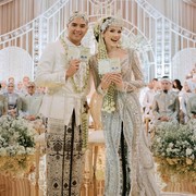 Tradisional-Glamor, Intip Detail Busana Pengantin Alyssa Daguise dan Al Ghazali saat Akad