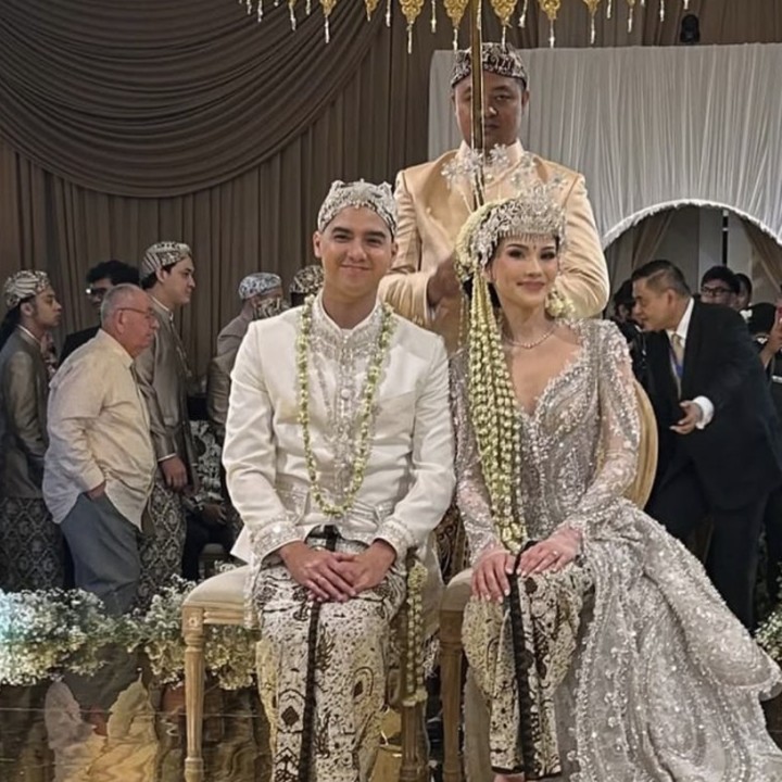 <p>Dalam akad nikah ini, Al Ghazali terlihat tampan mengenakan busana pernikahan adat Sunda berwarna putih. Pria 27 tahun ini juga memakai blangkon dan kain jarik Sunda bermotif batik yang warnanya senada.  (Foto: Instagram @pinkyevianty)</p>