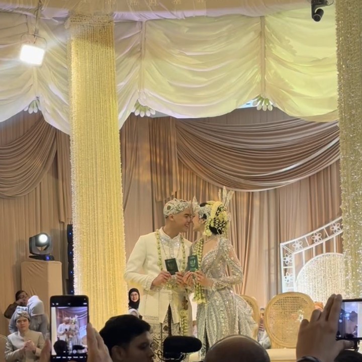 <p>Dalam foto yang dibagikan sahabat, Al Ghazali dan Alyssa terlihat menebar senyum bahagia sesaat setelah sah menikah. Al Ghazali dan Alyssa terlihat saling memandang dengan tatapan penuh cinta, sambil memamerkan buku nikahnya. (Foto: Instagram @sithamarino)</p>