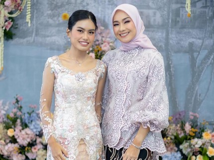 Reaksi Alya Rohali Lihat Anak Sulung Fitting Baju Pengantin, Ini 5 Potretnya