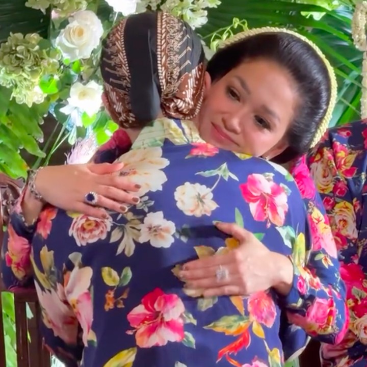 <p>Suasana haru terlihat saat prosesi sungkeman berlangsung. Maia dan Al tak kuasa menahan air mata saat berpelukan. Maia terlihat beberapa kali menepuk pundak putranya sambil berbisik. (Foto: Instagram @maiaestiantyreal)</p>