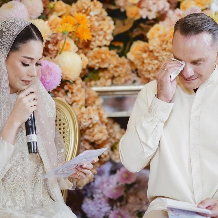 <p>Pada momen pengajian, Alyssa dan ayah bulenya sempat meneteskan air mata. Sang ayah tampaknya tak bisa menahan haru saat mendengar ucapan terakhir dari sang putri sebelum resmi menikah. "Pengajian penuh haru. Terima kasih Papa, Mama & keluarga atas cinta dan restu yang tak ternilai," tulis Alyssa dalam unggahan di Instagram. (Foto: Instagram @alyssadaguise)</p>