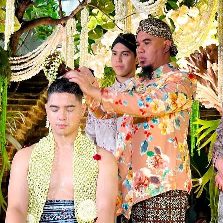 <p>Pasangan Alyssa Daguise dan Al Ghazali akan menggelar akad nikah pada hari ini, Senin (16/6/25). Jelang pernikahan, keduanya telah menggelar acara pengajian hingga siraman bersama keluarga masing-masing, Bunda. (Foto: Instagram @ahmaddhaniofficial)</p>