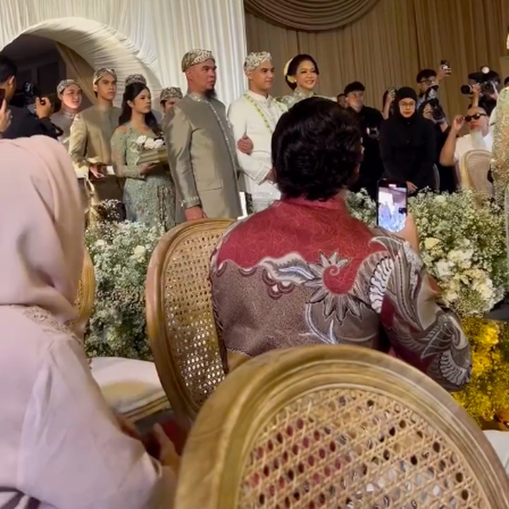 <p>Acara akad nikah dibuka dengan kedatangan kedua mempelai di gedung pernikahan. Al Ghazali tampak memesuki ruangan sambil didampingi sang ayah Ahmad Dhani dan ibundanya Maia Estianty. Di belakang Al Ghazali berdiri keempat adiknya, yakni El Rumi, Dul Jaelani, Safeea Ahmad, dan Muhammad Ali. (Foto: Instagram @thebridedept)</p>