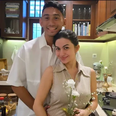 Ditemani Daffa Wardhana, 7 Momen Tasyakuran Rumah Baru Ariel Tatum yang Penuh Bunga