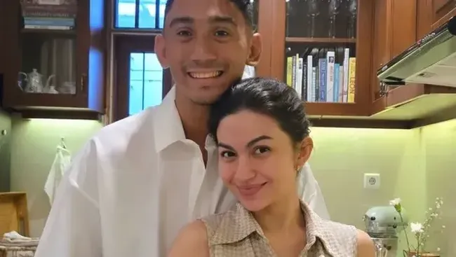 Ditemani Daffa Wardhana, 7 Momen Ariel Tatum Gelar Tasyakuran Rumah Baru yang Penuh Bunga