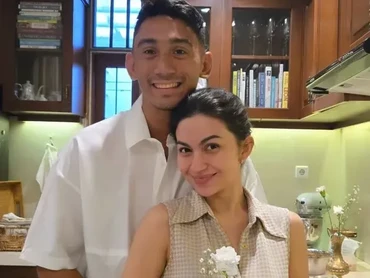 img-title Ditemani Daffa Wardhana, 7 Momen Tasyakuran Rumah Baru Ariel Tatum yang Penuh Bunga