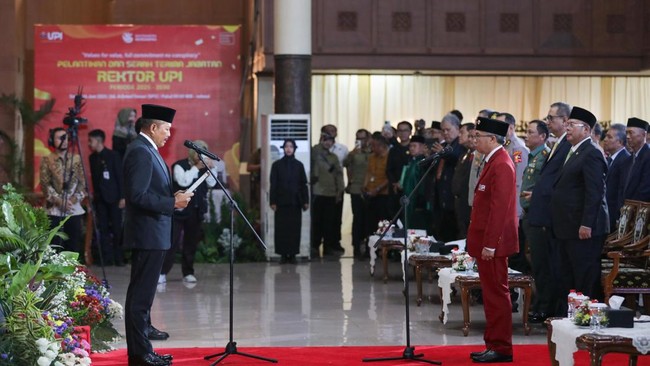 Alasan Cucun Tinggalkan Acara Pelantikan Rektor Wakil Ketua DPR Cucun Ahmad Syamsurijal meninggalkan pelantikan Rektor UPI karena sumpah jabatan dalam bahasa Inggris, hal ini dinilai bentuk pelanggaran.