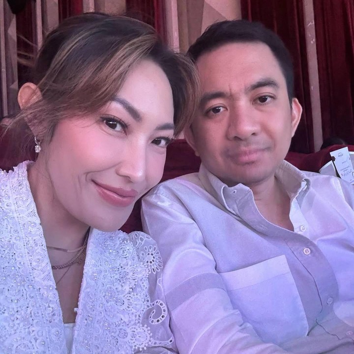<p>Ia pun menuliskan ungkapan tersebut dengan kata-kata manis yang menyentuh hati. “Maaf ya, buat banyaknya kurangku jadi istri kamu.. Walaw cerita kita jauh dari sempurna, tapi darisitulah aku banyak mengerti kenapa Allah menitipkan aku ke kamu, dan kamu ke aku,” tuturnya. (Foto: Instagram@mrsayudewi)</p>
