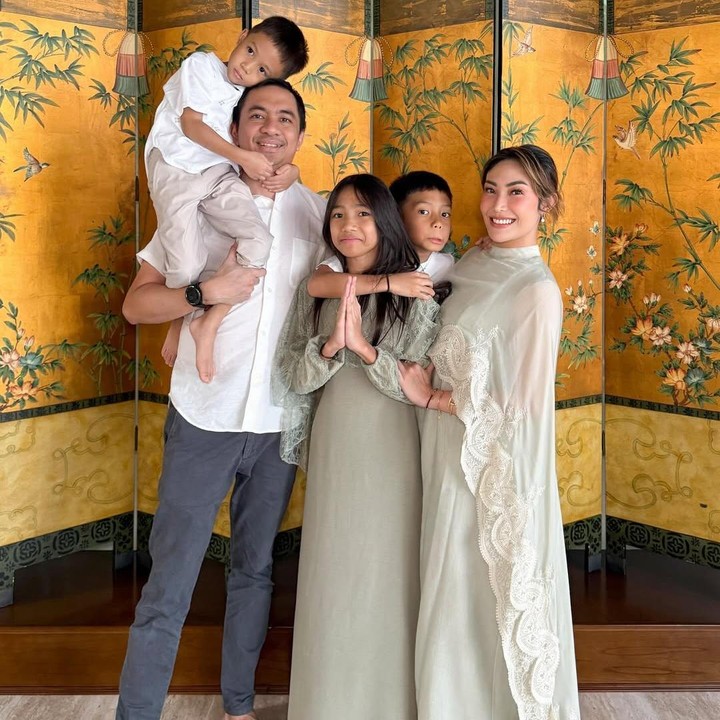 <p>Kebahagiaan mereka bertambah dengan kehadiran tiga anak yang terdiri dari satu anak perempuan dan dua anak laki-laki. Mereka adalah Aqilah Dewi Humairah, Mohammad Aqlan Ukasyah, dan Muhammad Aqli Ataya. (Foto: Instagram@mrsayudewi)</p>