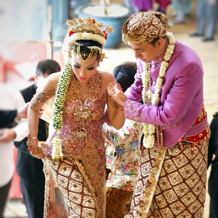 <p>Pemilik nama lengkap Ayu Dewi Kusumawati ini melabuhkan hatinya dan menikah dengan Regi pada 16 Juni 2012. Ayu pun kembali mengenang momen pernikahannya itu dengan mengunggah foto lawas bersama sang suami saat menjadi pengantin. (Foto: Instagram@mrsayudewi)</p>