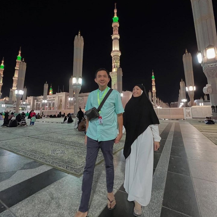 <p>Pada<em> postingan</em> itu, Ayu juga menuliskan ungkapan kasih sayangnya untuk sang suami. “Hai kamu, 13 tahun llau kamu bersalaman dengan Bapakku & nikahin aku loh,” tulis Ayu dilengkapi dengan emoticon bentuk hati, dikutip dari laman<em> Instagram@mrsayudewi,</em> Senin (16/6/2025). (Foto: Instagram@mrsayudewi)</p>