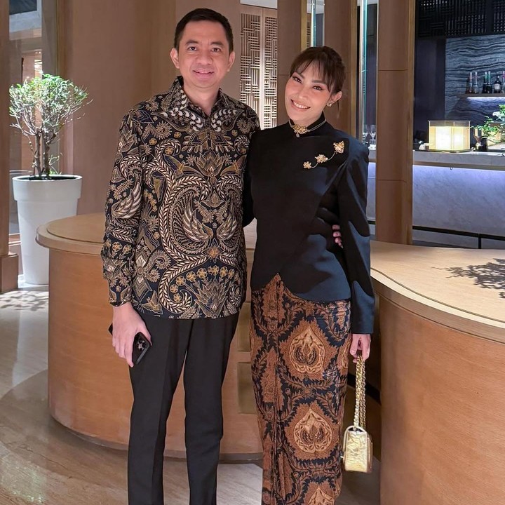 <p>Kebahagiaan tengah menyelimuti pasangan Ayu Dewi dan Regi Datau karena baru saja merayakan ulang tahun pernikahan yang ke-13. Hal tersebut diketahui langsung melalui postingan terbaru Ayu di akun Instagramnya, Bunda. (Foto: Instagram@mrsayudewi)</p>