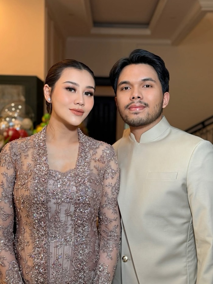Baru saja melahirkan, tapi Aaliyah Massaid bikin kagum dengan penampilannya yang anggun dalam balutan kebaya warna silver bersama Thariq Halilintar yang mengenakan setelan putih gading. (Aaliyah dan Thariq/Foto:instagram.com/ochiipramita)