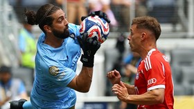 Bela-belain Cuti Kerja, Kiper Auckland Dibobol Munchen 10 Gol