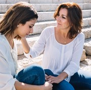 6 Cara Menjadi Pendengar yang Baik, Bikin Orang Nyaman Bercerita Padamu