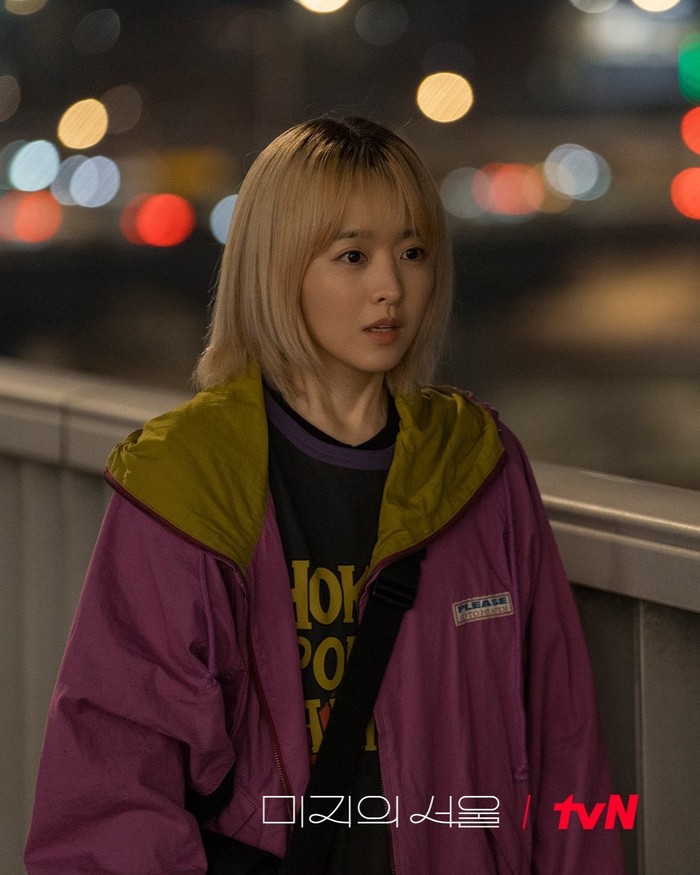 Demi totalitas akting, Park Bo Young mengubah gaya serta warna rambut untuk perannya di drama Our Unwritten Soeul. Kali ini, ia menata rambutnya menjadi bob pendek dengan warna pirang yang membuatnya tampil lebih mudah dan fresh./ Foto: tvN