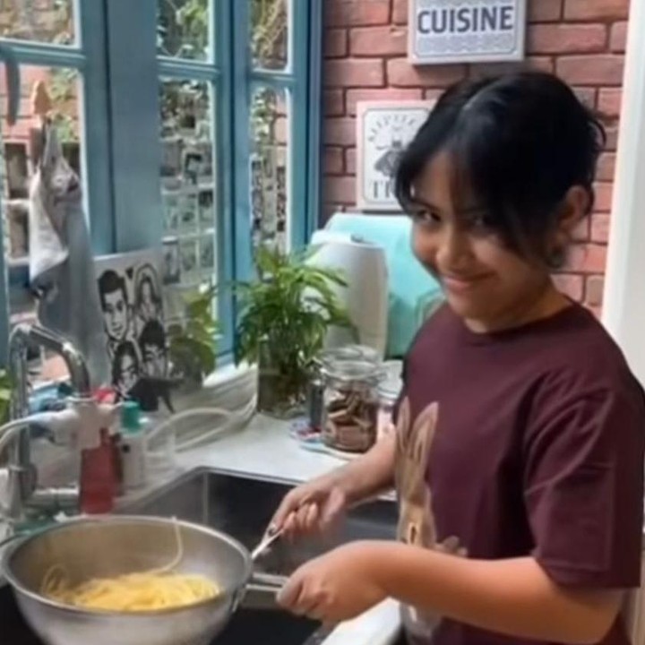 <p>Dapur perempuan 43 tahun ini penuh dengan sentuhan warna putih dan biru yang membuat perpaduannya terlihat begitu cantik, ya, Bunda. Tak hanya itu, ia pun menghiasi dapurnya dengan beberapa pajangan yang dipasang di dinding batu bata merah. (Foto: Instagram@therealdisastr/@maulanaindraguna)</p>