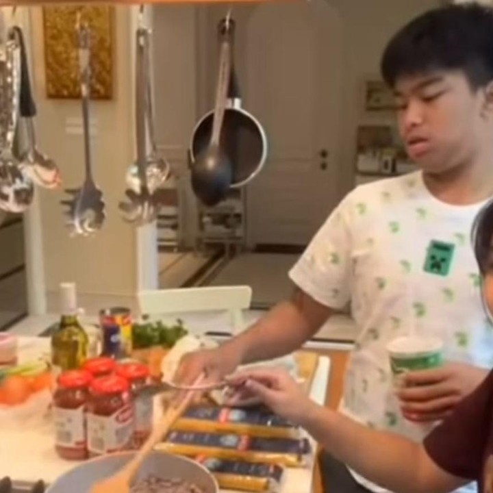 <p>Ada pula netizen yang salah fokus dengan dapur mereka tidak seperti terlihat seperti dapur pada umumnya, Bunda. “Dapurnya lucu banget gemeess.. dapur tapi kaya bukan dapur, tapi dapur,” tulis akun <em>@imelt****.</em>  (Foto: Instagram@therealdisastr/@maulanaindraguna)</p>