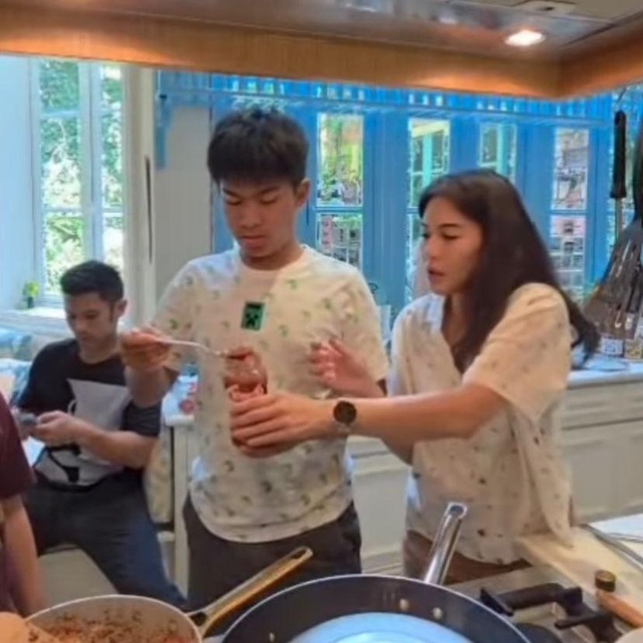 <p>Sang aktris baru saja memamerkan kebersamaannya dengan keluarga saat memasak pasta di rumah. Momen itu dibagikan langsung melalui video yang diunggah di akun Instagram. “Minggu yang malas di Italia,” tulis sang suami, dikutip dari laman<em> Instagram@maulanaindraguna,</em> Senin (16/6/2025). (Foto: Instagram@therealdisastr/@maulanaindraguna)</p>