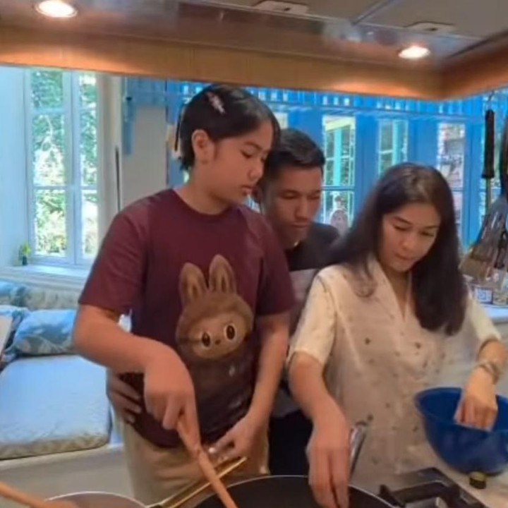 <p>Bukan hanya kebersamaan mereka, dapur rumah pemeran Cinta dalam film <em>AADC </em>ini juga mencuri perhatian. Pasalnya, dapur mereka terlihat begitu <em>aesthetic</em> dengan konsep <em>American style. </em>(Foto: Instagram@therealdisastr/@maulanaindraguna)</p>