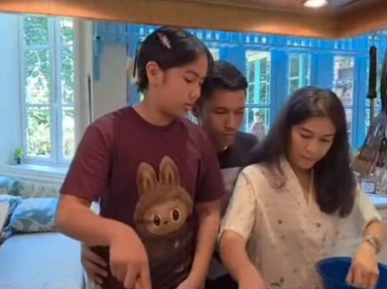 Dian Sastrowardoyo Masak Bareng Suami, Intip 5 Potret Dapurnya yang Aesthetic