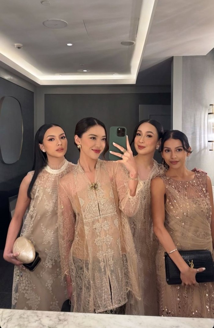 Dindra Nashriyah, selebgram sekaligus model, tampil anggun dalam balutan kebaya Kartini bergaya modern yang memancarkan pesona klasik nan elegan. (Dindra Nashriyah/Foto: instagram.com/dindranashriyah)