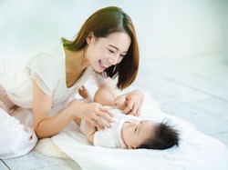 Ramai Template IG Stop Cium Bayi saat Lebaran, Dokter Anak Ingatkan Risikonya