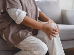 Apakah Nyeri Lutut Berkepanjangan Harus Dioperasi? Ini Kata Dokter