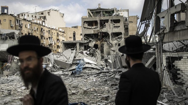 Iran Siapkan Serangan, Desak Warga Israel Tinggalkan Tel Aviv Militer Iran mengeluarkan peringatan bagi warga Israel agar meninggalkan Tel Aviv dan Haifa sebelum 'operasi hukuman' dimulai.