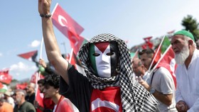 FOTO: Aksi Pro Palestina Menggema dari Jakarta hingga Berlin