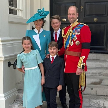 img-title Kate Middleton & Putri Charlotte Matching! Intip Outfit Kompak Keluarga Kerajaan Inggris di Trooping The Colour