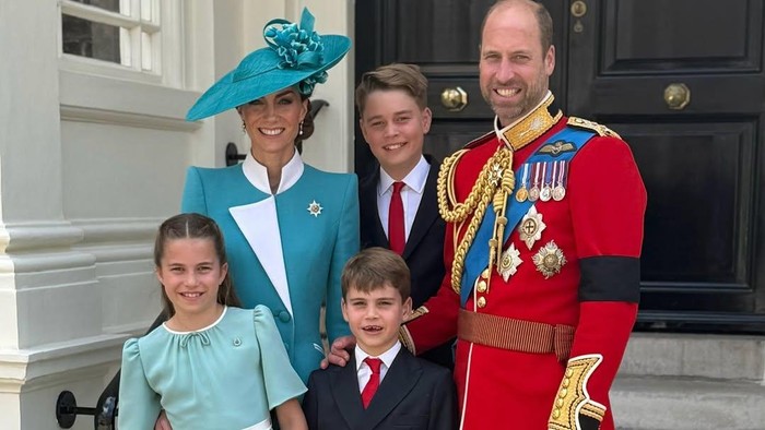 img-title Kate Middleton & Putri Charlotte Matching! Intip Outfit Kompak Keluarga Kerajaan Inggris di Trooping The Colour