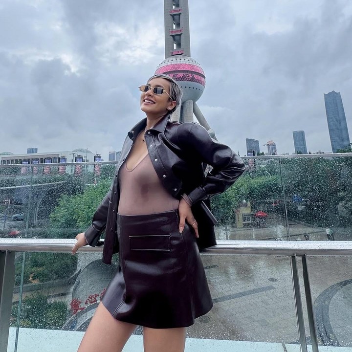 <p>Meski tengah hamil, penampilan Kimmy tentunya tetap stylish ya Bunda. "Been a while Shanghai," tulis Kimmy dalam unggahan di Instagram. Terlihat, Kimmy begitu happy saat berpose dengan latar belakang Menara Oriental Pearl atau Menara Mutiara Timur di Shanghai, Tiongkok. Menara ini memiliki ketinggian 467 meter dan merupakan menara tertinggi kedua di Asia lho Bunda. Foto: Instagram @kimmyjayanti</p>