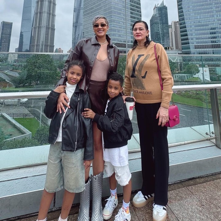 <p>Tak lupa Kimmy juga mengajak serta sang Bunda Jayakumari. Kimmy adalah perempuan keturunan India dari pihak sang Ayah, sedangkan sang Bunda asli Indonesia. Terlihat, wajah cantik sang Bunda memang menurun pada Kimmy. Foto: Instagram @kimmyjayanti</p>