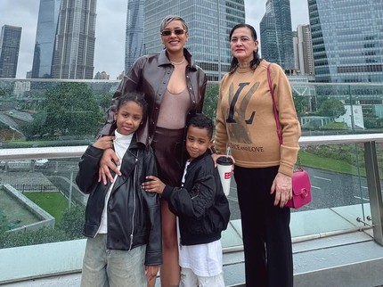 Hamil Anak Ketiga, Kimmy Jayanti Ajak Ibunda dan Kedua Anak Liburan ke Shanghai