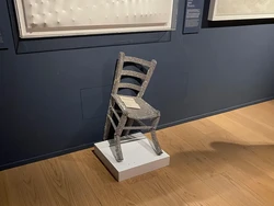 Asyik Foto, Pria Rusak Kursi Kristal Van Gogh di Museum Italia