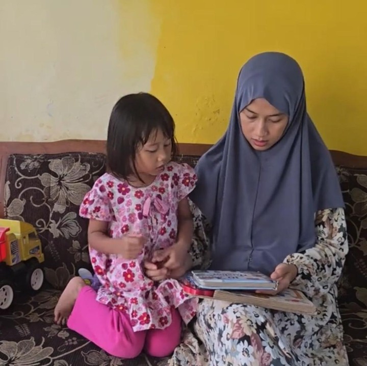 <p>Bukan hanya itu, perempuan 29 tahun ini juga memperlihatkan kegiatan sehari-harinya, seperti mengajari sang putri belajar membaca, merapikan mainan anak yang berantakan, hingga menggendong anak. (Foto: TikTok@litahendranoofficial)</p>