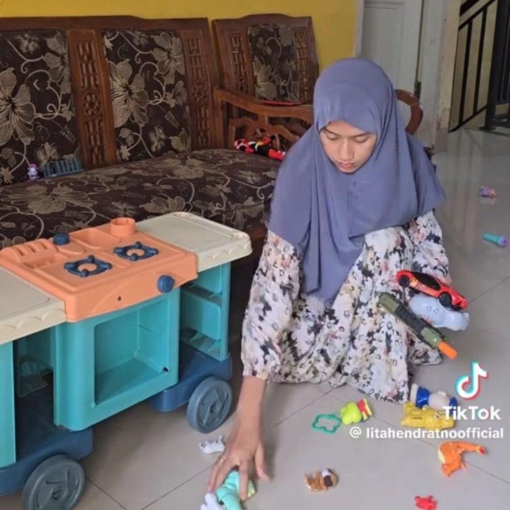 <p>Meski tak lagi muncul di layar kaca, Lita masih aktif di media sosial sebagai konten kreator. Bahkan, belum lama ini, ia mengunggah video di TikTok yang menampilkan perbandingan kehidupannya sebagai finalis Miss Indonesia dan IRT.  (Foto: TikTok@litahendranoofficial)</p>