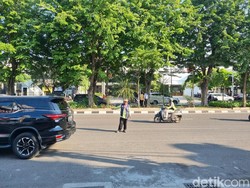 Jukir Resmi Minimarket Nggak Boleh Nyambi padahal Gajinya Cuma Segini