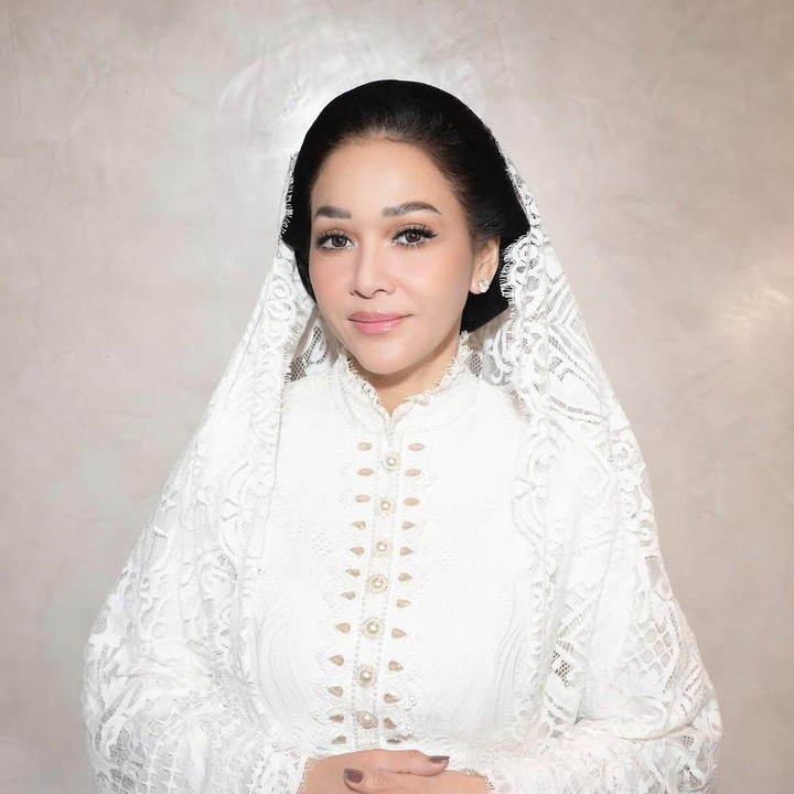 <p>Maia terlihat mendampingi sang putra sejak acara pengajian, siraman, hingga akad nikah. Di acara pengajian, Maia mengenakan pakaian berwarna serba putih dengan sedikit aksen payet karya dari perancang Olive Olivy. (Foto: Instagram @maiaestiantyreal)</p>